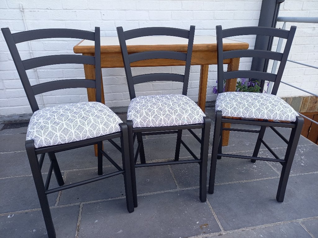 Lot de 3 chaises noires, Trois, Bois, Comme neuf, Enlèvement