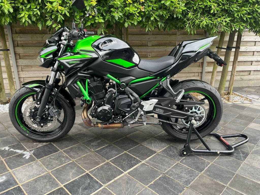 Kawasaki z650 **sportpakket** 2065km** showroomstaat !! **, Motoren, 2 cilinders, Nieuw, Bedrijf, Meer dan 35 kW