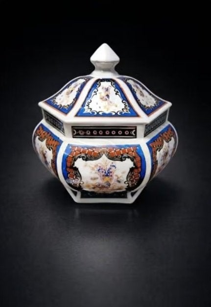 Bonbonnière hexagonale en porcelaine de style asiatique., Enlèvement