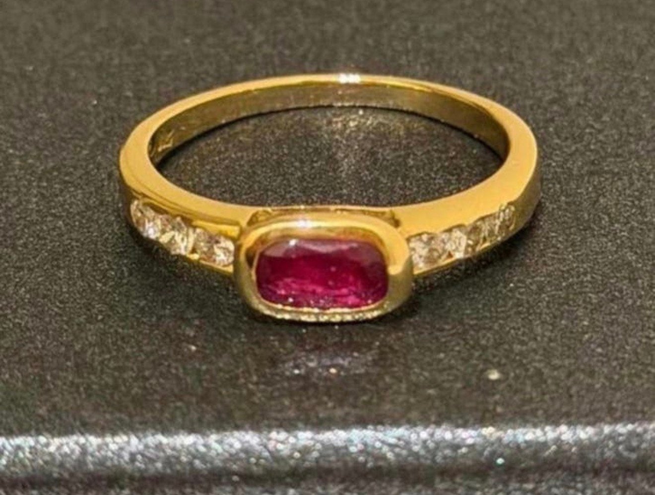 18 karaat gouden ring met robijn en 6 natuurlijke diamanten!, 18 tot 19, Geel, Ophalen of Verzenden, Met edelsteen