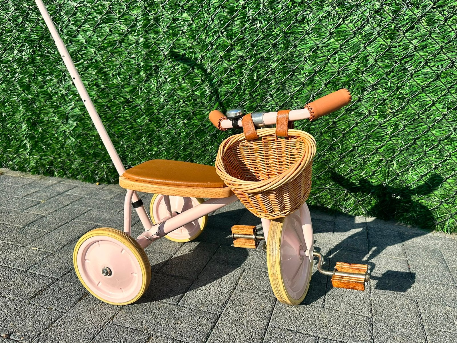 Banwood roze met duwstang en mandje, Ophalen, Zo goed als nieuw, Duwstang