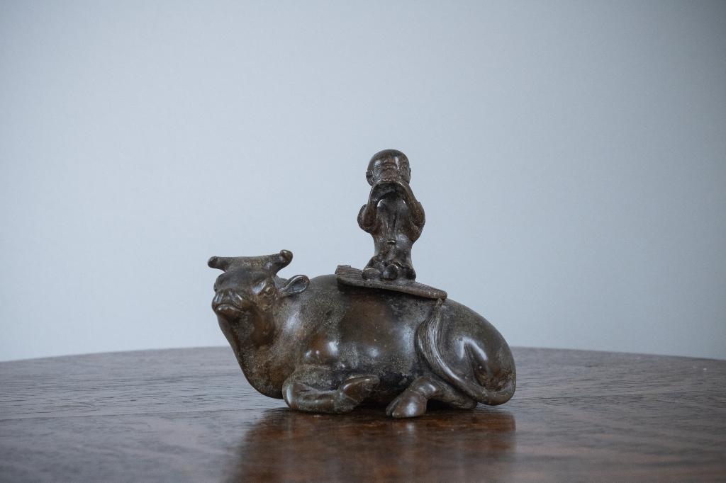 Encensoir chinois en bronze avec buffle et compagnon, Enlèvement ou Envoi