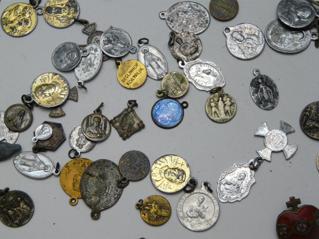 45 médailles/pendentifs religieux,, Antiquités & Art, Antiquités | Objets religieux, Enlèvement