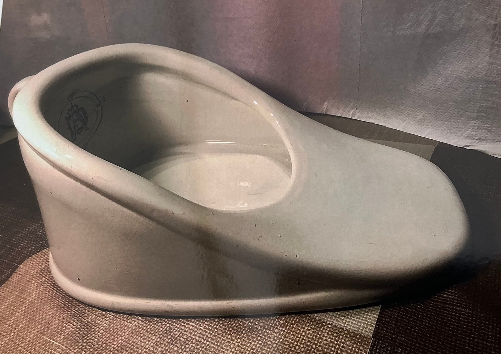 Zeer oude porseleinen bedpan., Enlèvement