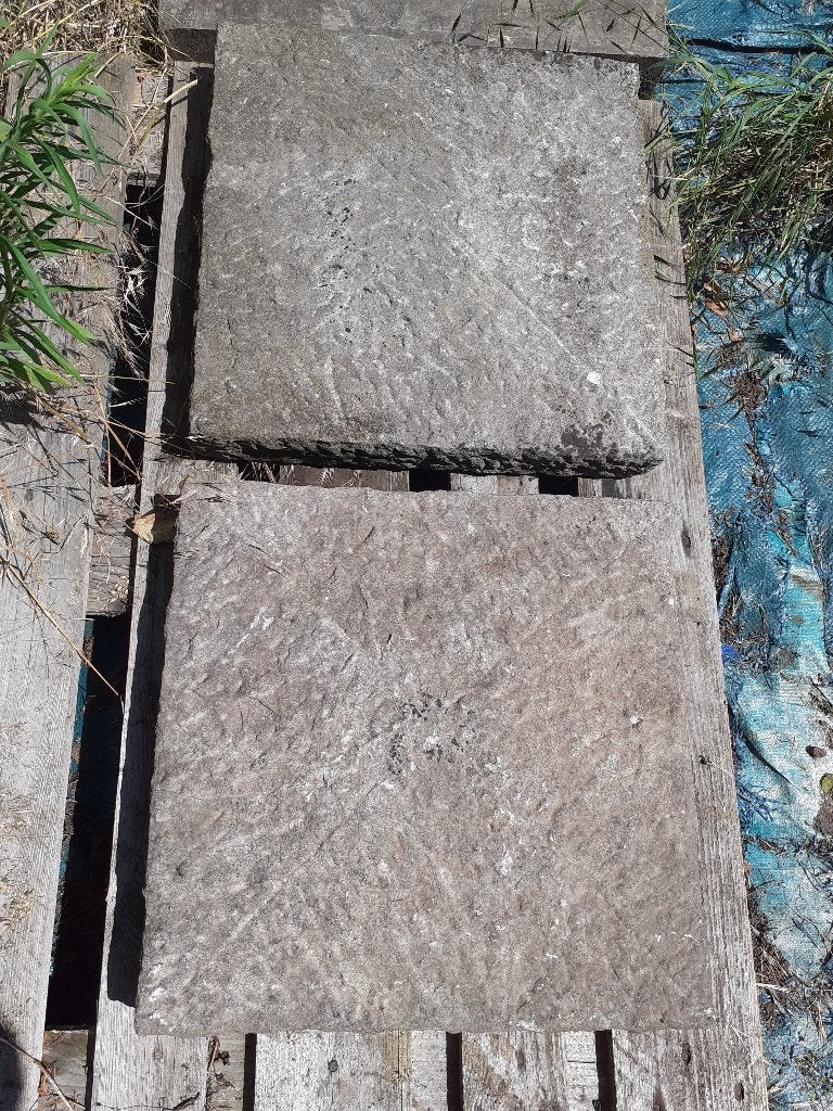 PAIRE DE TETES DE PILASTRE,DE COLONNE EN PIERRE BLEUE ., Ophalen, Gebruikt