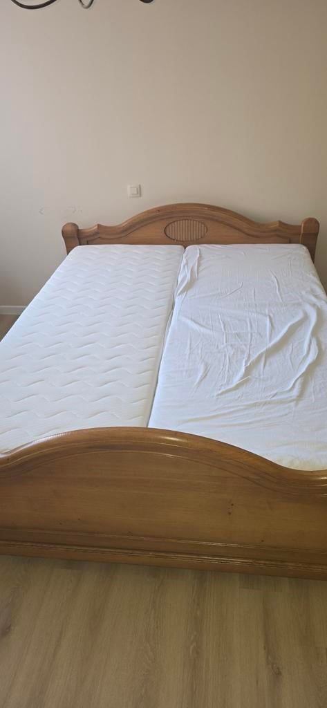 Eikenhouten bed 160x210 met 2 matrassen en 2 nachtkastjes, Ophalen