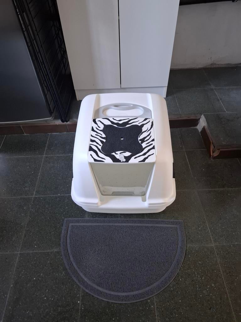 Kattenbak met luikje en uitloopmatje, Enlèvement