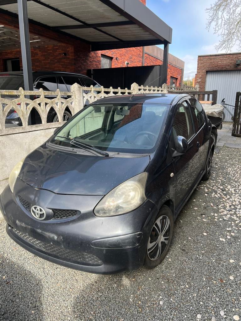 Toyota aygo 2006. 199k km, Autos, Toyota, Particulier, Aygo, Bluetooth, Éclairage LED, Hatchback, 5 portes, Boîte manuelle, Argent ou Gris