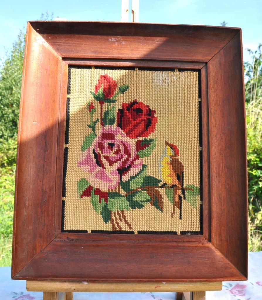 cadre tour bois avec tapisserie canevas rose et oiseau, Antiquités & Art, Enlèvement ou Envoi