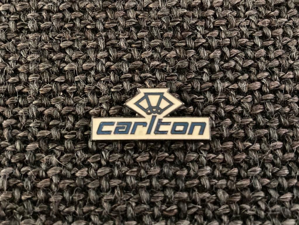 PIN - CARLTON, Collections, Envoi, Comme neuf, Autres sujets/thèmes, Insigne ou Pin's