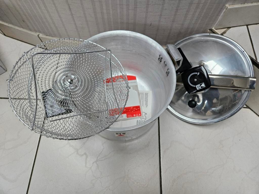 Cocotte minute SEB pour cuisson vapeur, Neuf, Inox, Plaque céramique, Enlèvement