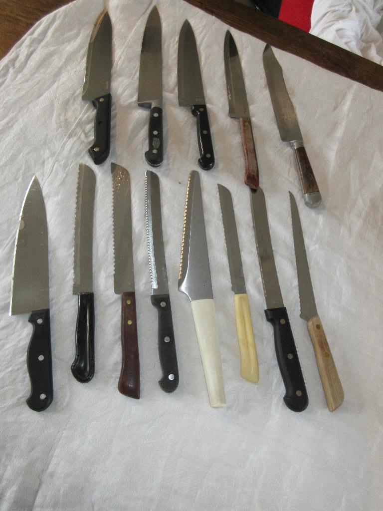 Lot van 13 grote keukenmessen broodmessen en vleesmessen, Ophalen