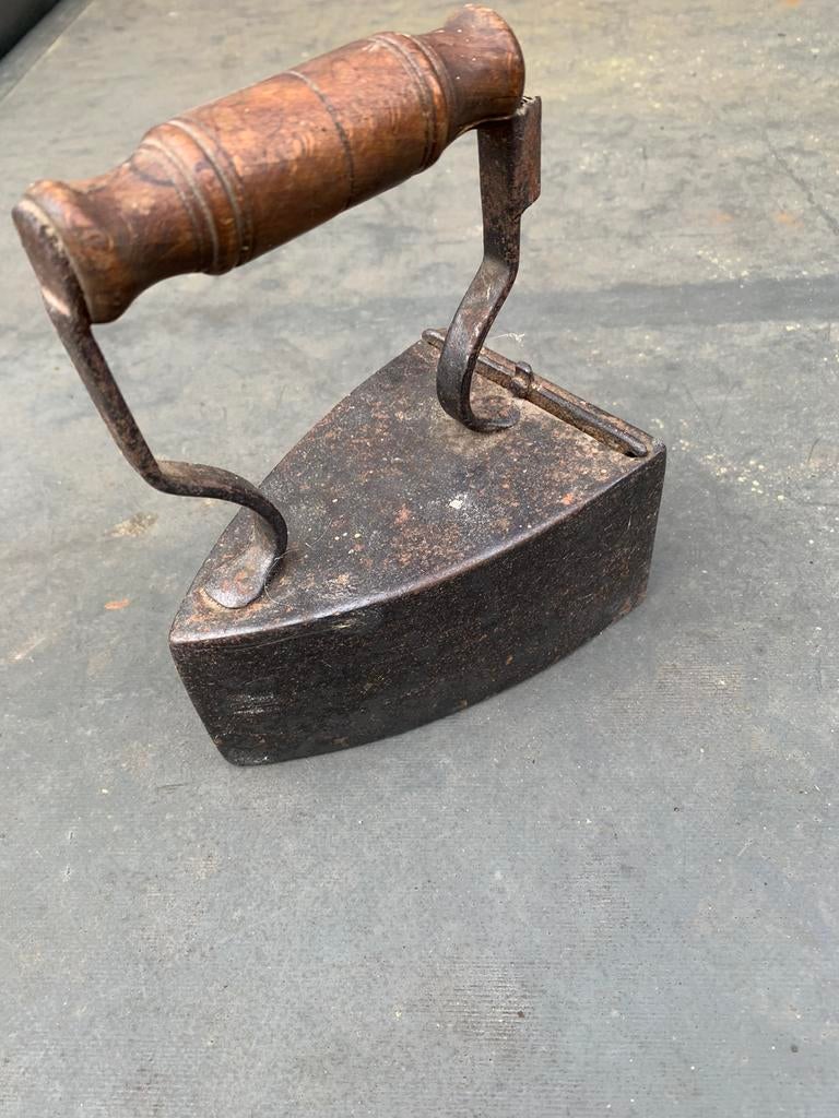 Antieke strijkijzer op kolen, Ophalen