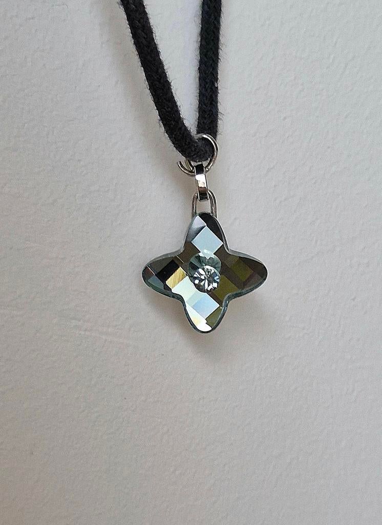 Swarovski hanger met steentje, Glas of Kristal, Ophalen of Verzenden, Zo goed als nieuw, Kruis of Symbool