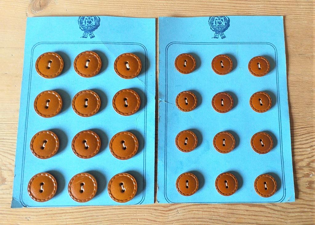 24 boutons en cuir marron clair, 2 trous, Enlèvement ou Envoi, Comme neuf, Bouton ou Boutons