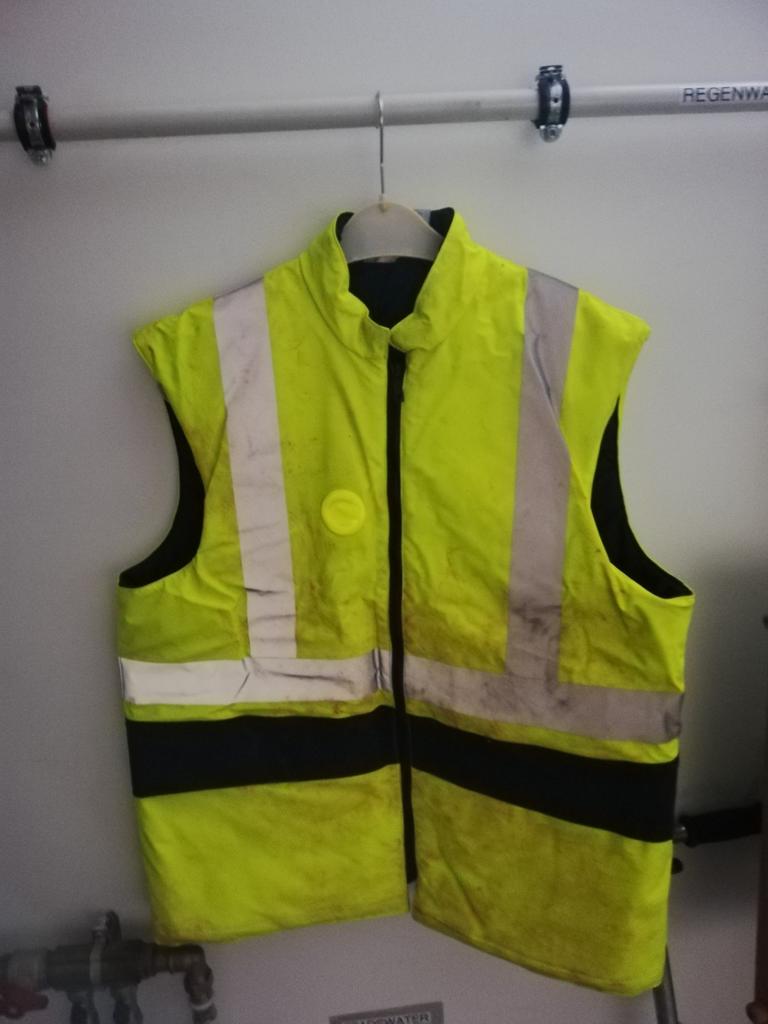 Fluo bodywarmer voor werf, Ophalen, Gedragen