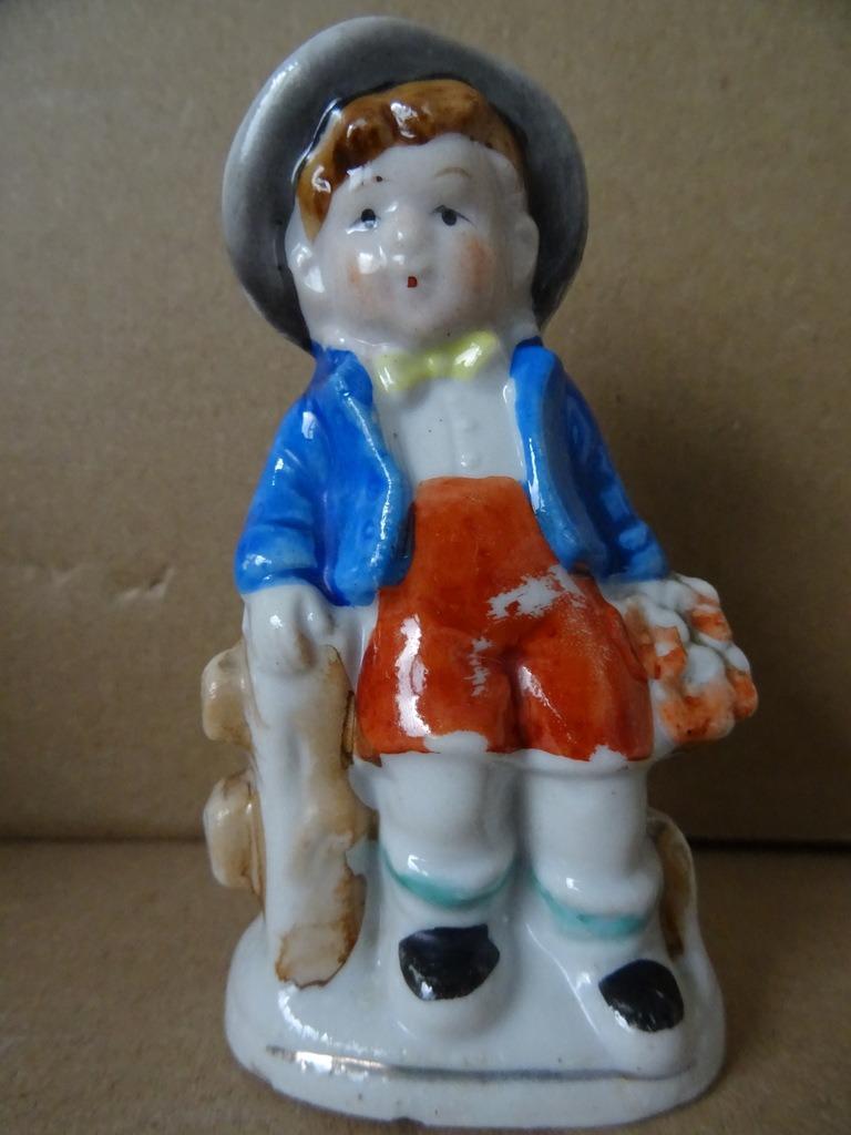 Statue ancienne figurine porcelaine antique garçon 9cm 1910, Enlèvement ou Envoi, Comme neuf, Humain