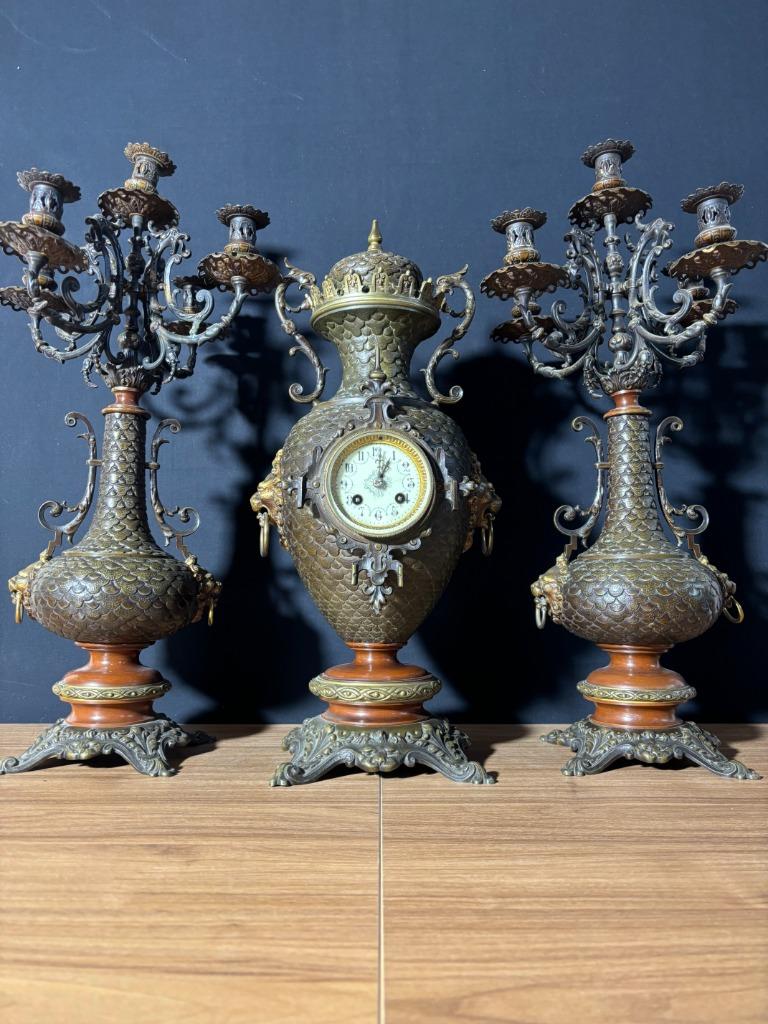(78) Antieke Franse Empire Stijl Vaaspendule met kandelaren, Ophalen of Verzenden