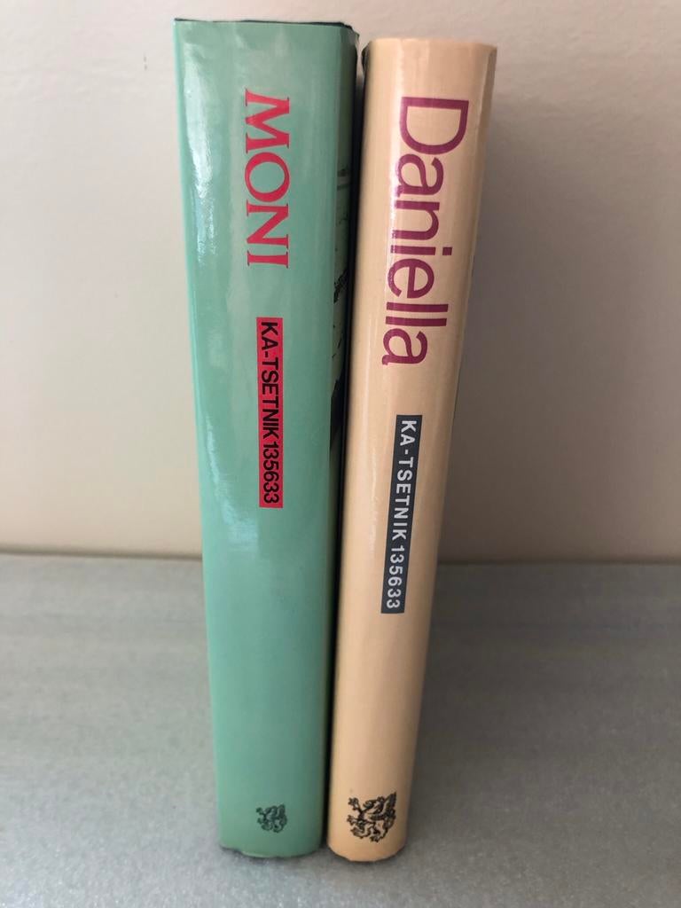 Moni & Daniella van KA-TSETNIK 135633, Enlèvement ou Envoi, Comme neuf