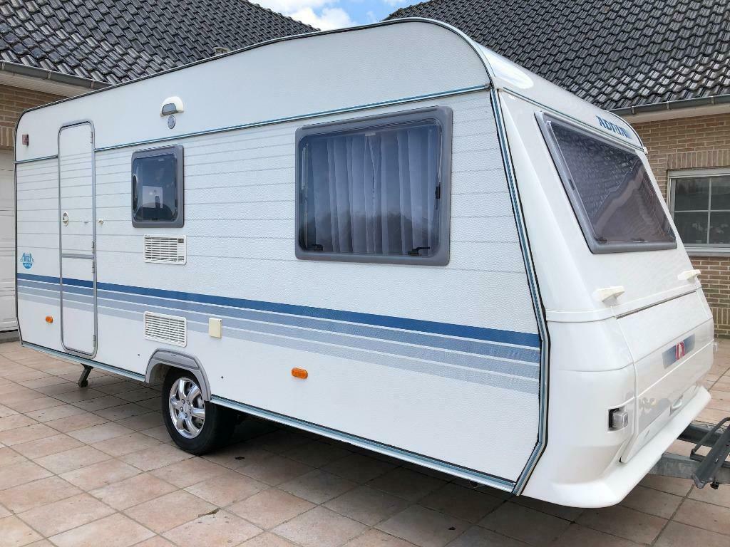 Adria Altea 452 PK, Caravans en Kamperen, Caravans, Bedrijf, meer dan 6, 750 - 1000 kg, Treinzit, Adria, Stapelbed, Vast bed, 4 tot 5 meter