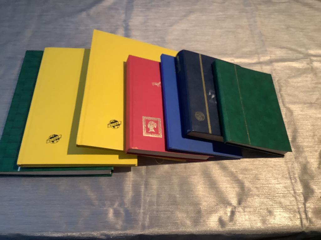 7 postzegelalbums met diverse inhoud, Ophalen