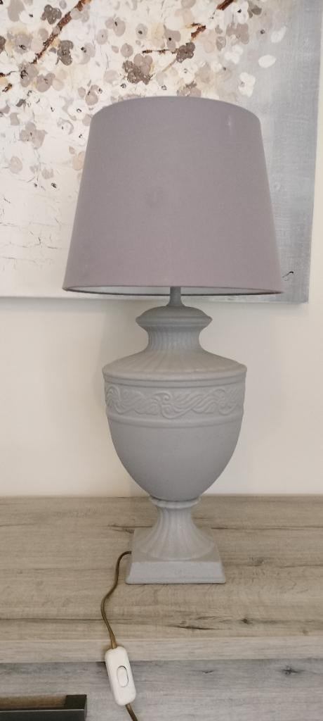 Belle lampe élégante avec une base en pierre grise, Enlèvement
