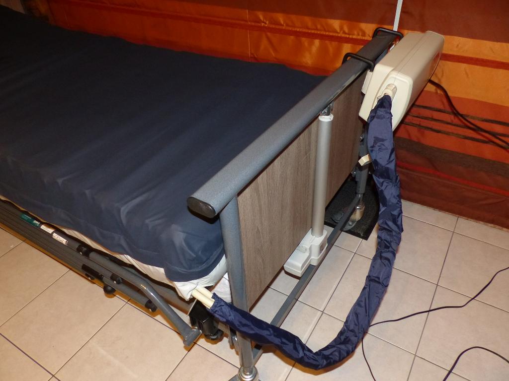 anti-decubitus matras met pomp, Services & Professionnels, Soins à domicile & Assistant(e)s Accoucheur(euse)s, Soins aux personnes âgées