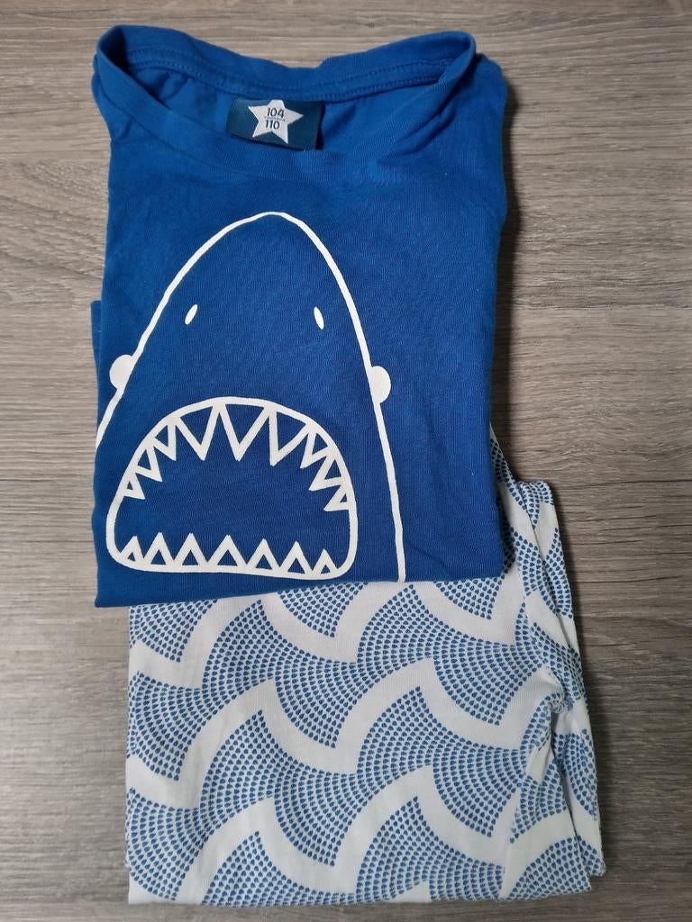 2 pyjama's jongens 104-110, Ophalen of Verzenden, Zo goed als nieuw, Jongen, Nacht- of Onderkleding