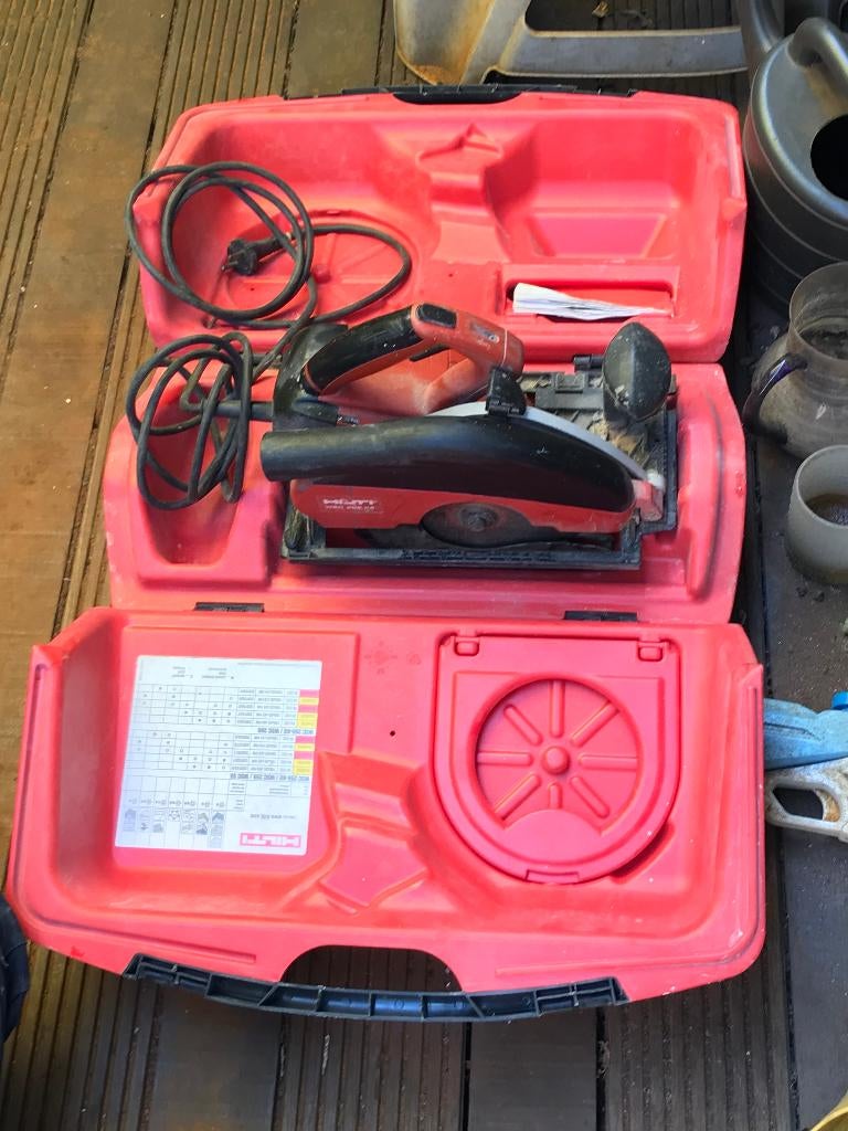 Scie circulaire HILTI, 600 à 1200 watts, 30 à 70 mm, Hilti, Utilisé