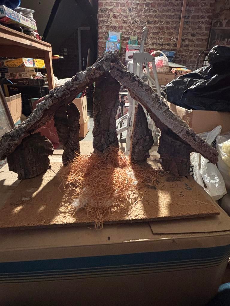 Crèche avec personnages — toit en écorce de bois, Divers, Enlèvement ou Envoi