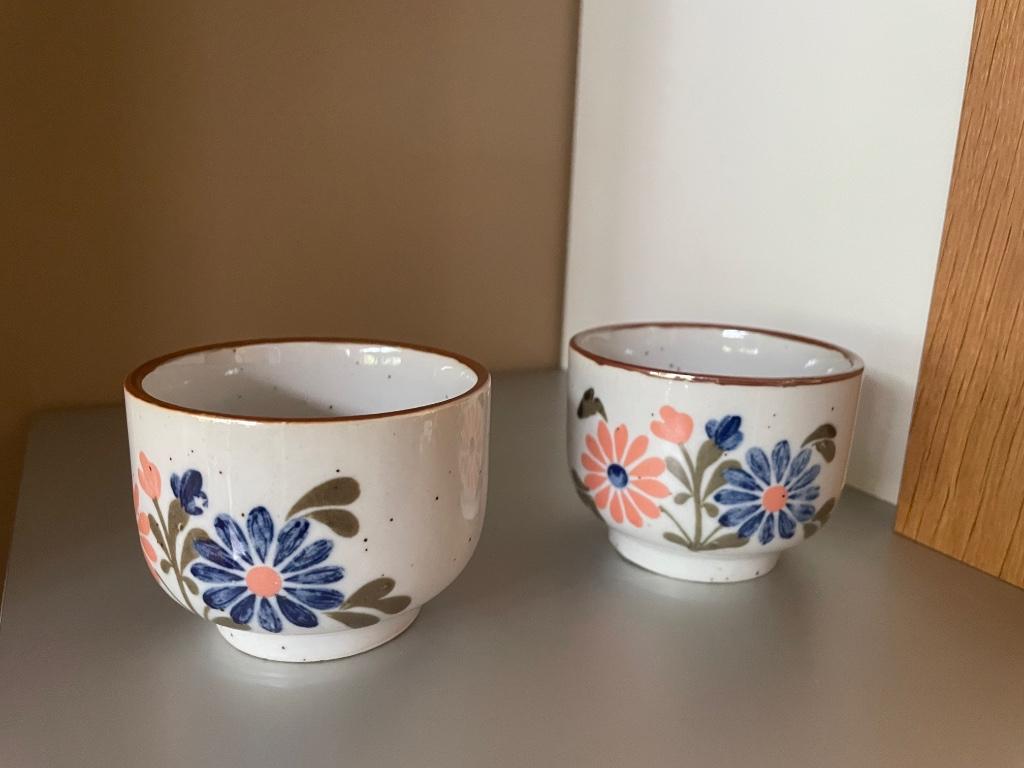 Deux superbes tasses vintage en grès décor floral, Enlèvement ou Envoi, Utilisé, Céramique, Tasse(s) et/ou soucoupe(s)