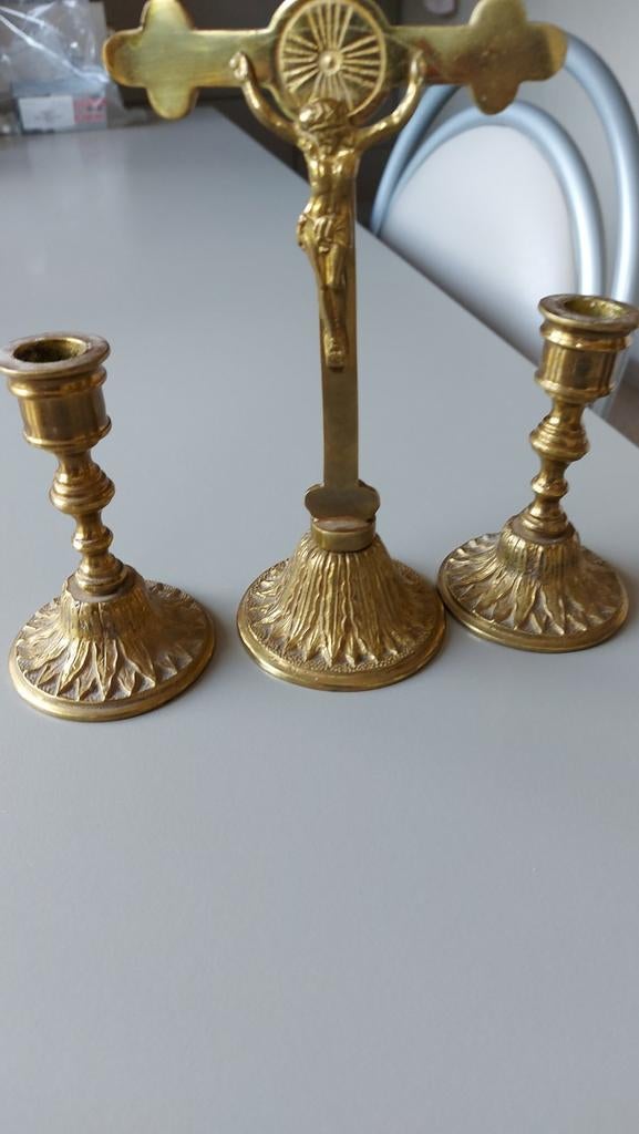 Kruisbeeld met 2 kandelaars. Koper, Ophalen