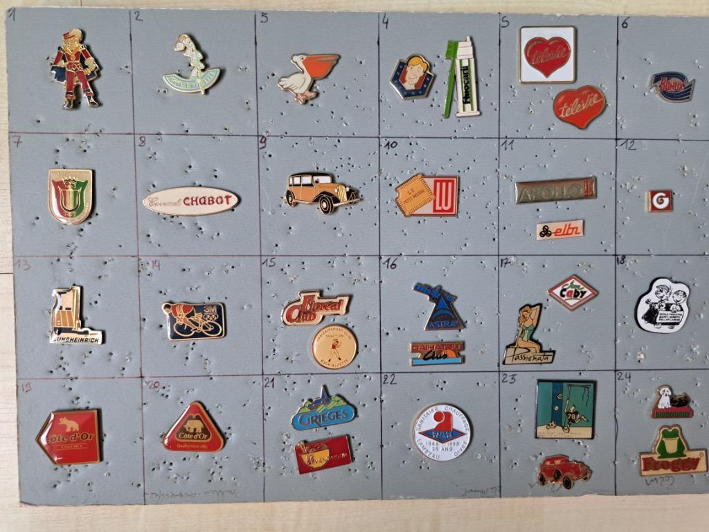 Pin's pins bij de doos zie foto's en nieuws/lees de aankondi, Ophalen of Verzenden