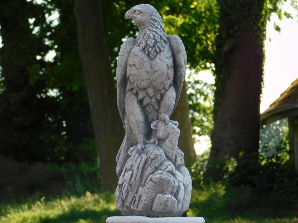 Adelaar op Ronde Sokkel - 83 cm - Steen, Ophalen of Verzenden, Steen, Dierenbeeld