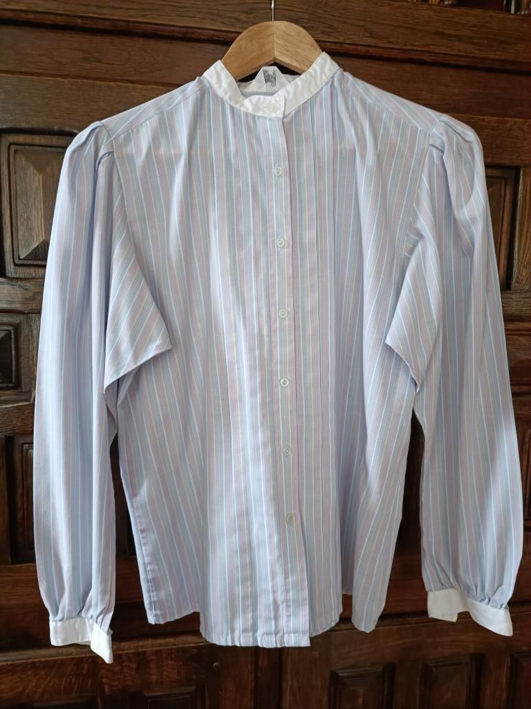 Elégant chemisier PENNEY ligné pastel à col mao blanc T38, Taille 38/40 (M), Autres couleurs, Enlèvement, Porté
