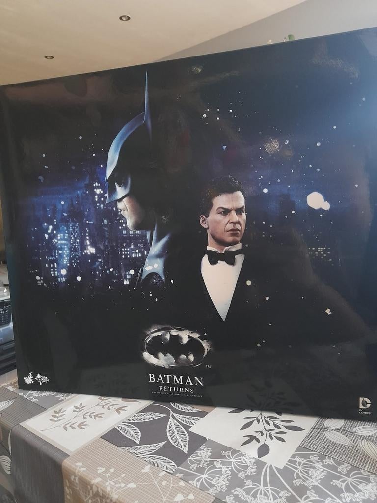 Hot toys batman and bruce Wayne 1992, Ophalen of Verzenden, Zo goed als nieuw, Actiefiguur of Pop