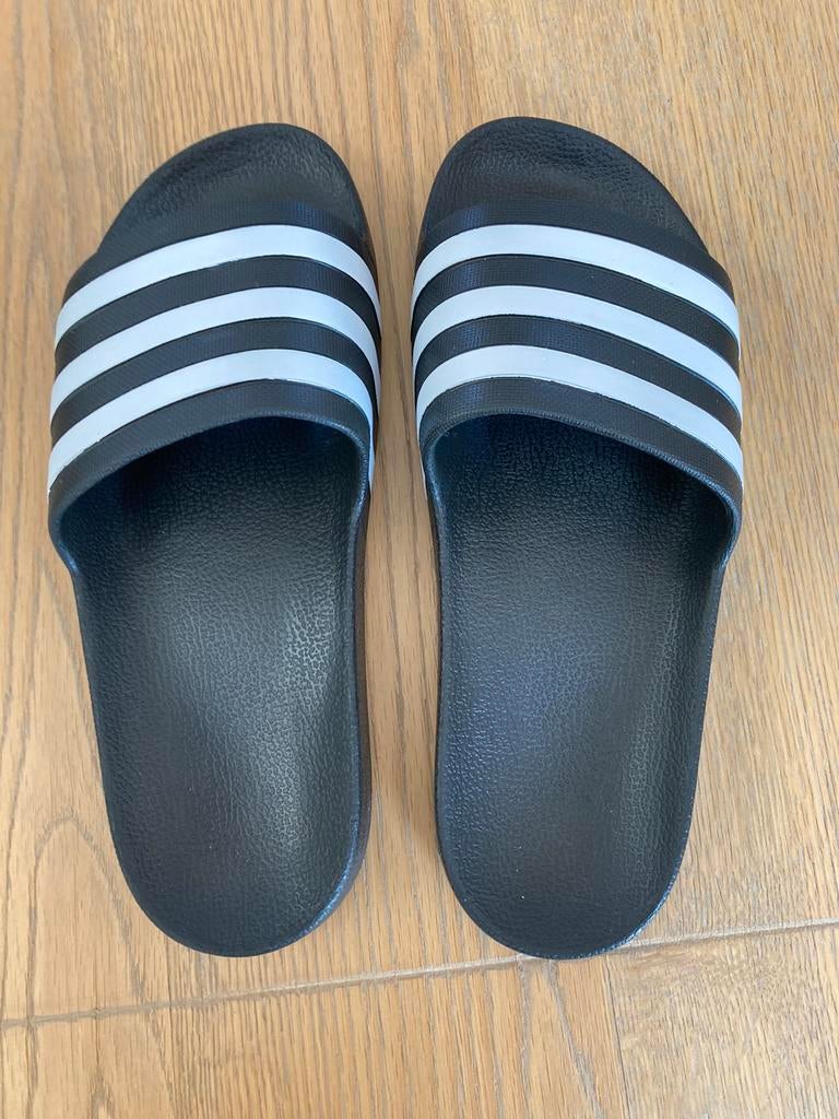 Nieuwe slippers Adidas. Maat 43., Kleding | Heren, Schoenen, Slippers, Nieuw, Ophalen of Verzenden, Adidas