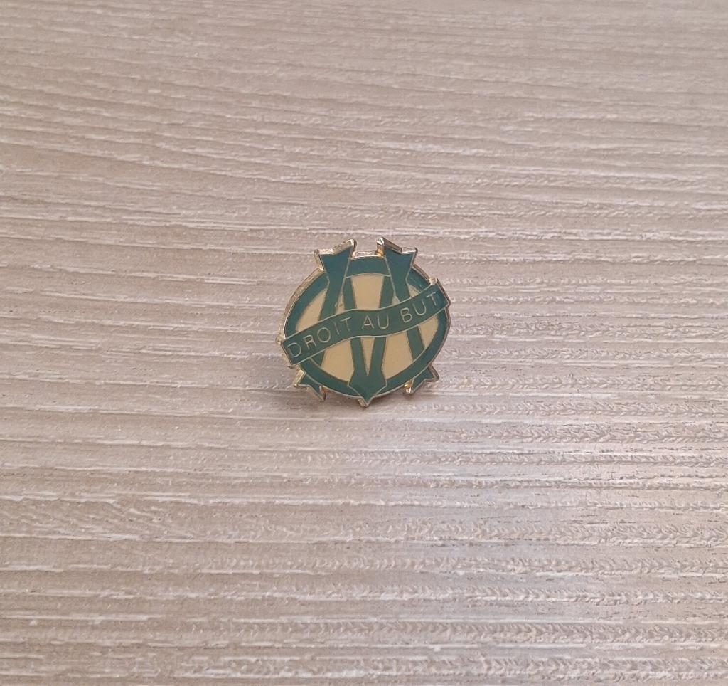 PIN - OLYMPIQUE MARSEILLE - DROIT AU BUT - VOETBAL FOOTBALL, Envoi, Utilisé, Sport, Insigne ou Pin's