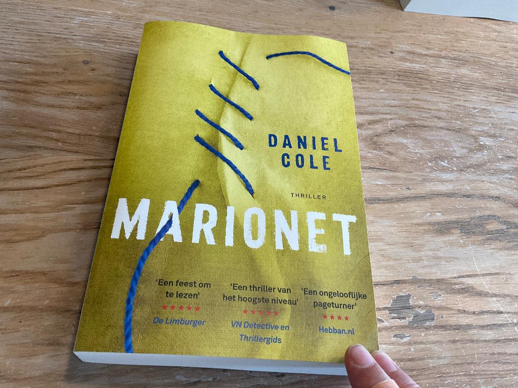 Daniel Cole - Marionet, Boeken, Ophalen of Verzenden, Gelezen