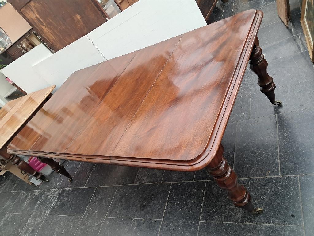 Table anglaise en acajou (gigogne), Enlèvement