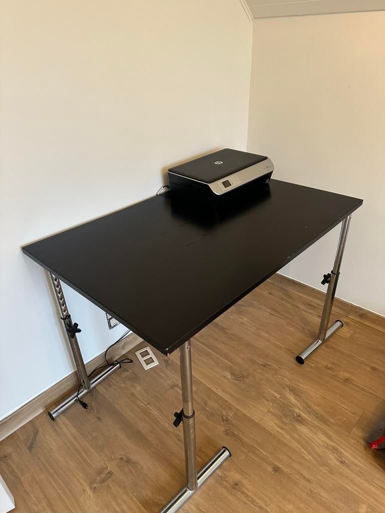 Leuke schraag bureau zwart, Huis en Inrichting, Ophalen, In hoogte verstelbaar, Gebruikt