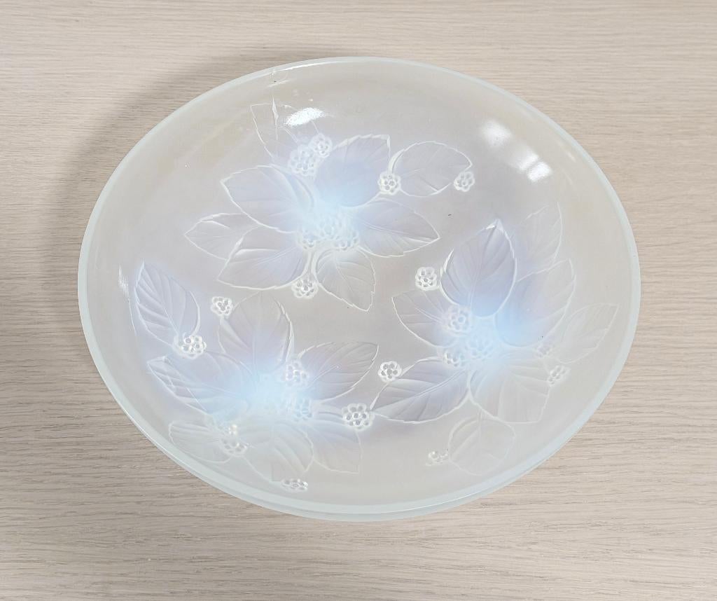 Art-deco glazen serveerschaal in opaalglas met bessenmotief, Antiek en Kunst, Antiek | Glaswerk en Kristal, Ophalen of Verzenden