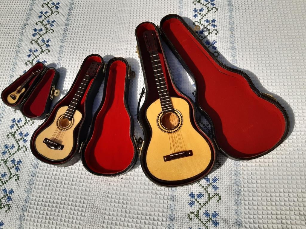 Verzamel gadgets gitaartjes met box., Enlèvement, Comme neuf
