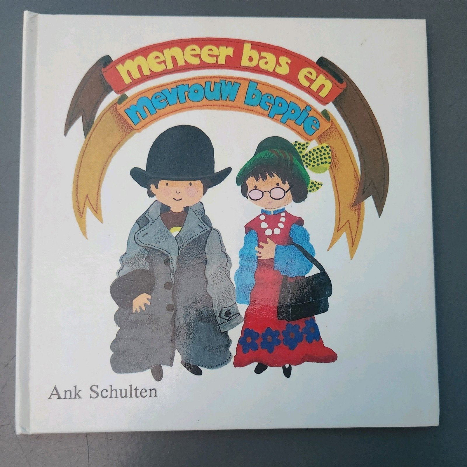 Meneer Bas en mevrouw Beppie - Ank Schulten - vintage kinder, Enlèvement, Utilisé
