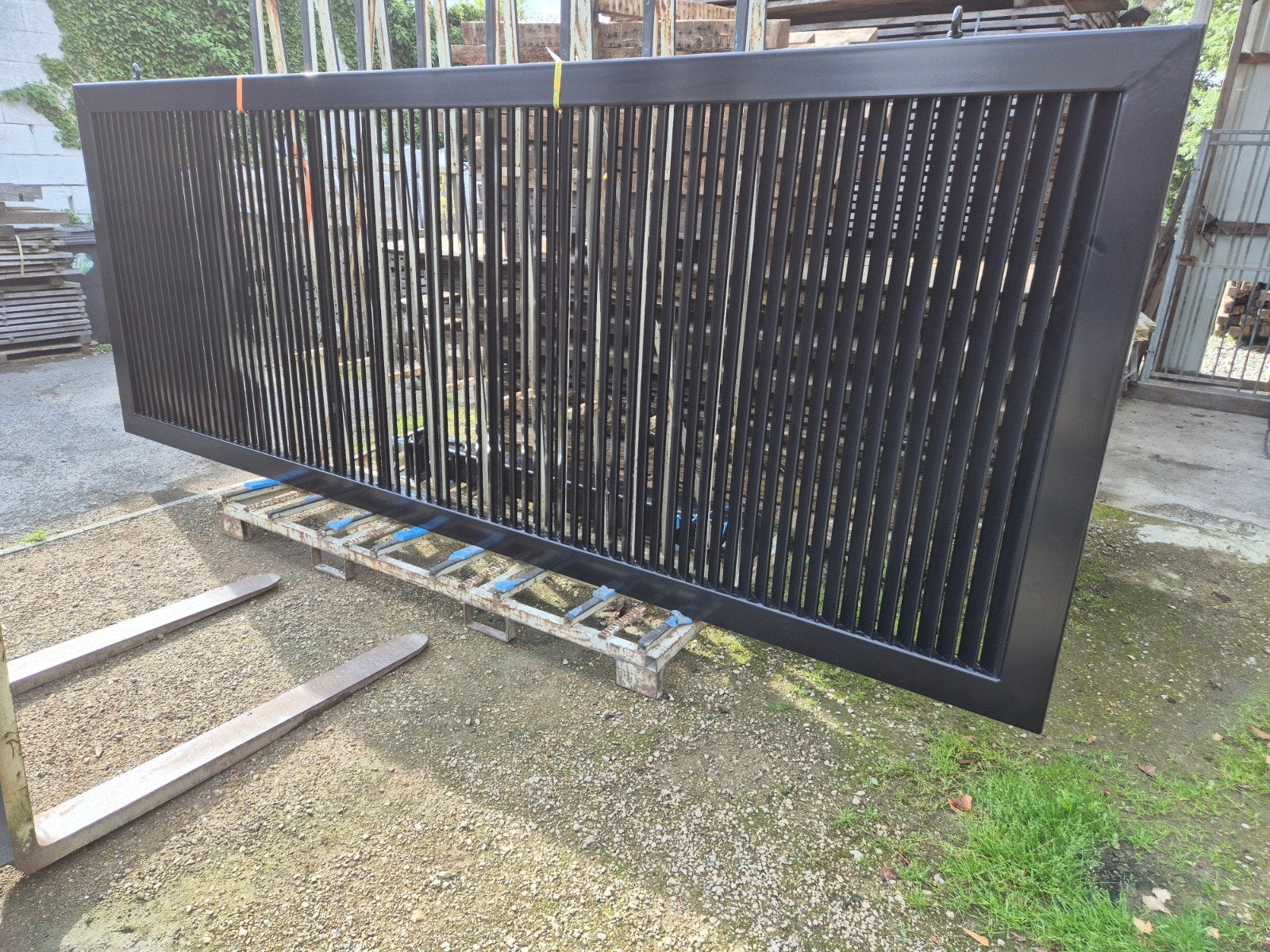 zwart metalen hek poort draaihek vleugel, Ophalen