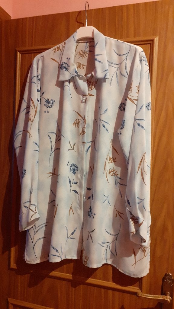 Chemisier bleu clair avec motifs - taille 46, Enlèvement, Bleu
