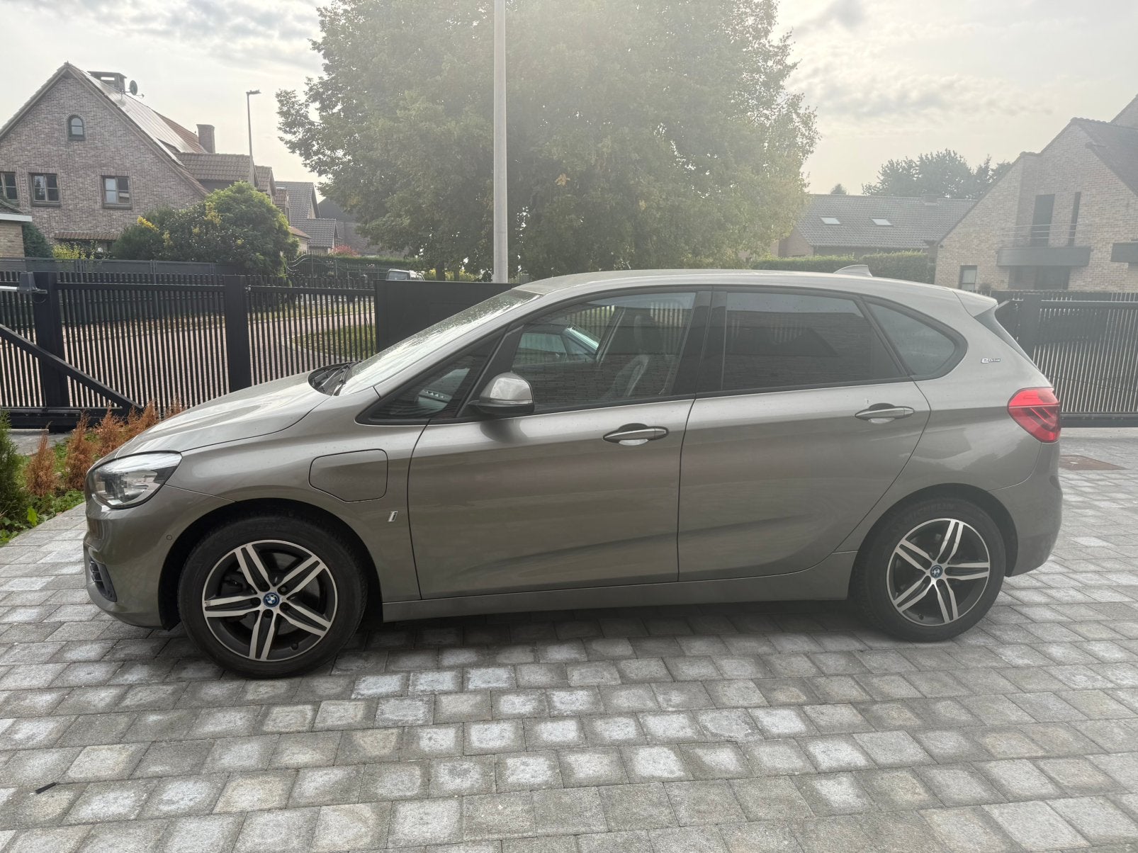 BMW 2 225e Benzine hybride 2017 zuinig, Auto's, Automaat, 5 zetels, 5 deurs, Dealer onderhouden