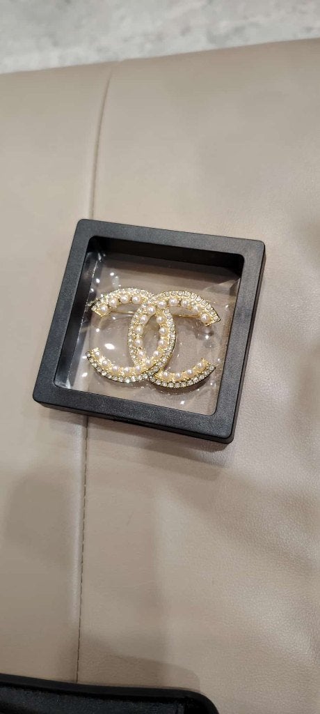 Een gouden broche met parels, Handtassen en Accessoires, Broches, Overige materialen, 4 tot 7 cm, Nieuw, Ophalen of Verzenden