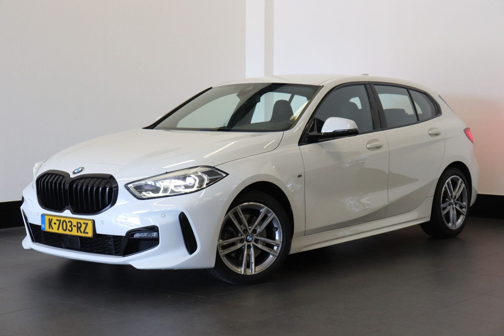 BMW 118 1-serie 118i High Executive Edition M-Sport Dealer O, Auto's, Automaat, 1 Reeks, Zwart, Wit