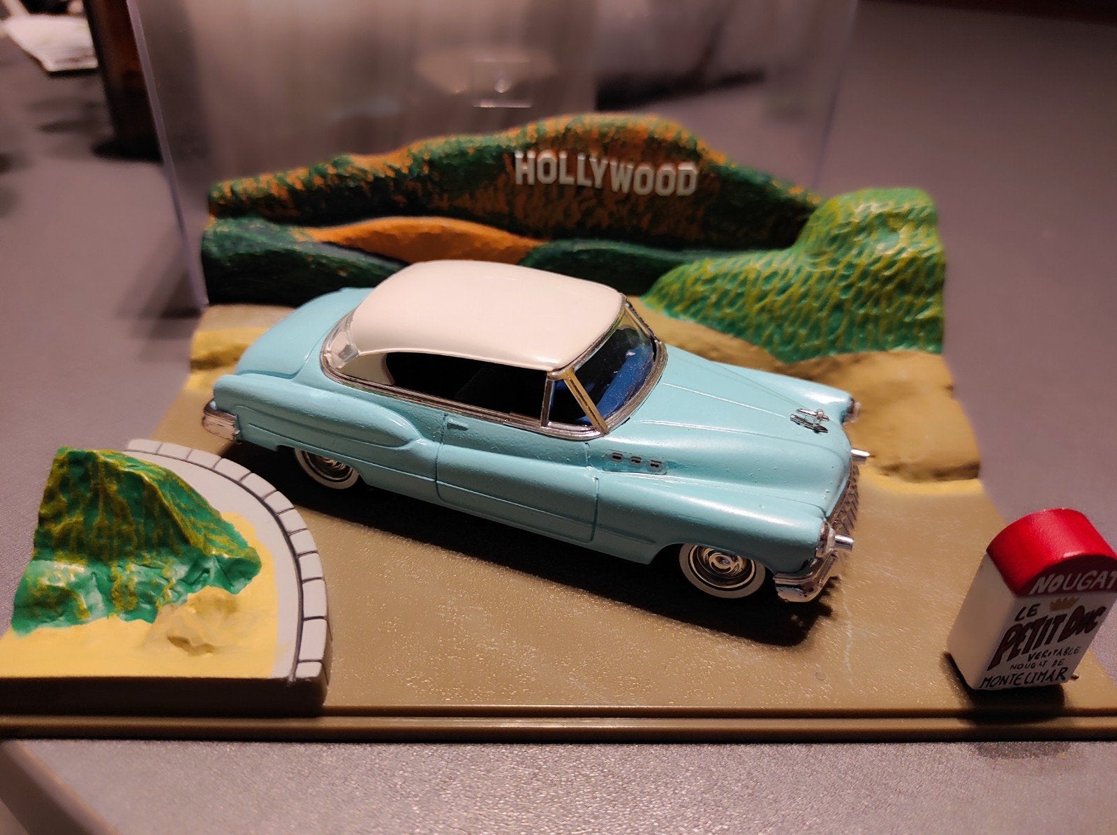 Buick sedan Hollywood blauw/wit 1950 1:43 in vitrinedoosje, Ophalen of Verzenden